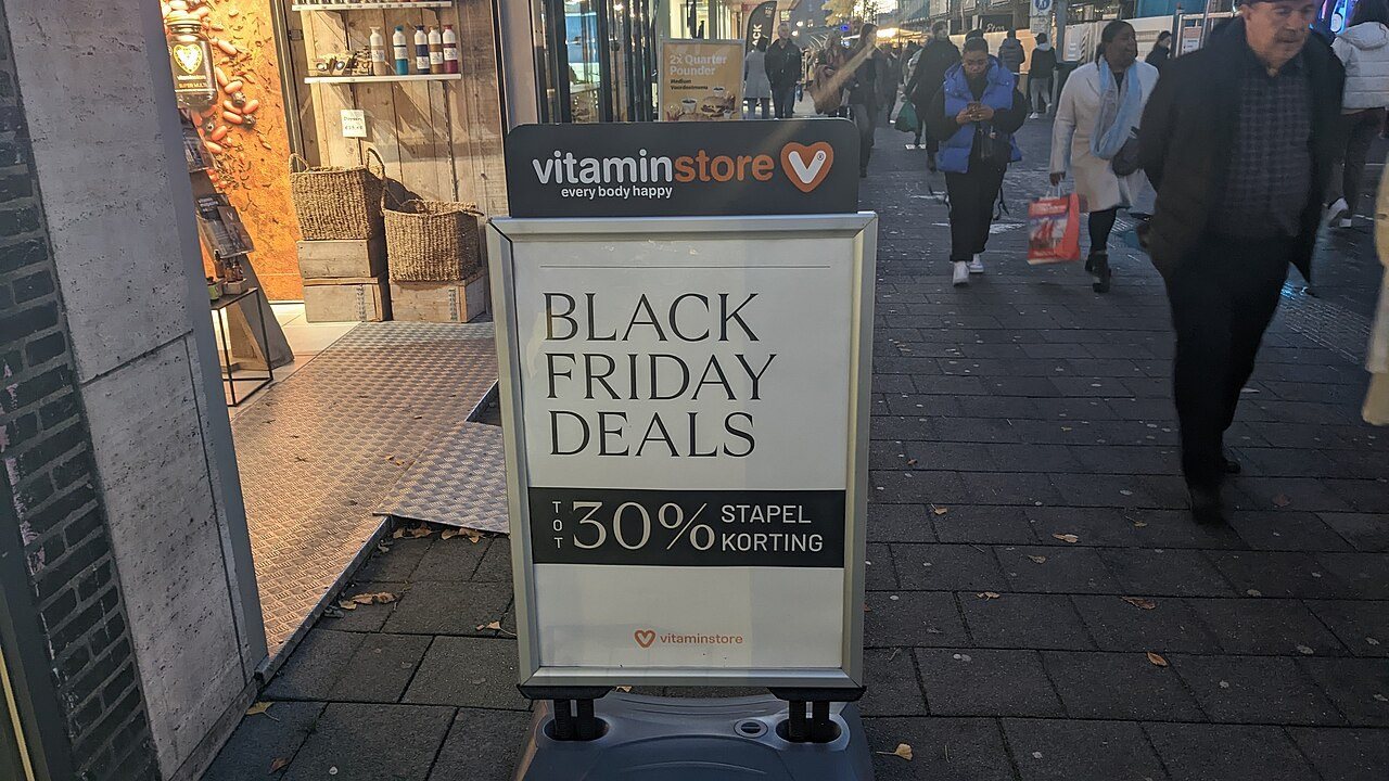 Promotions for the Black Friday shopping event in November of the (Gregorian) year 2022, that are located in the Rotterdammer neighbourhood of the Cen